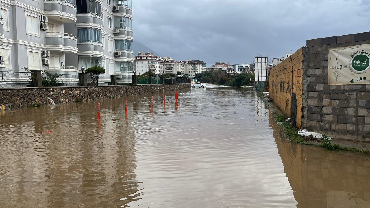 Alanya'da yağmur, dolu ve fırtına: Yollar göle döndü