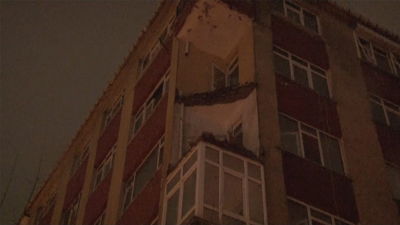 Faciadan dönüldü! Binanın balkonu sağanak sonrası çöktü