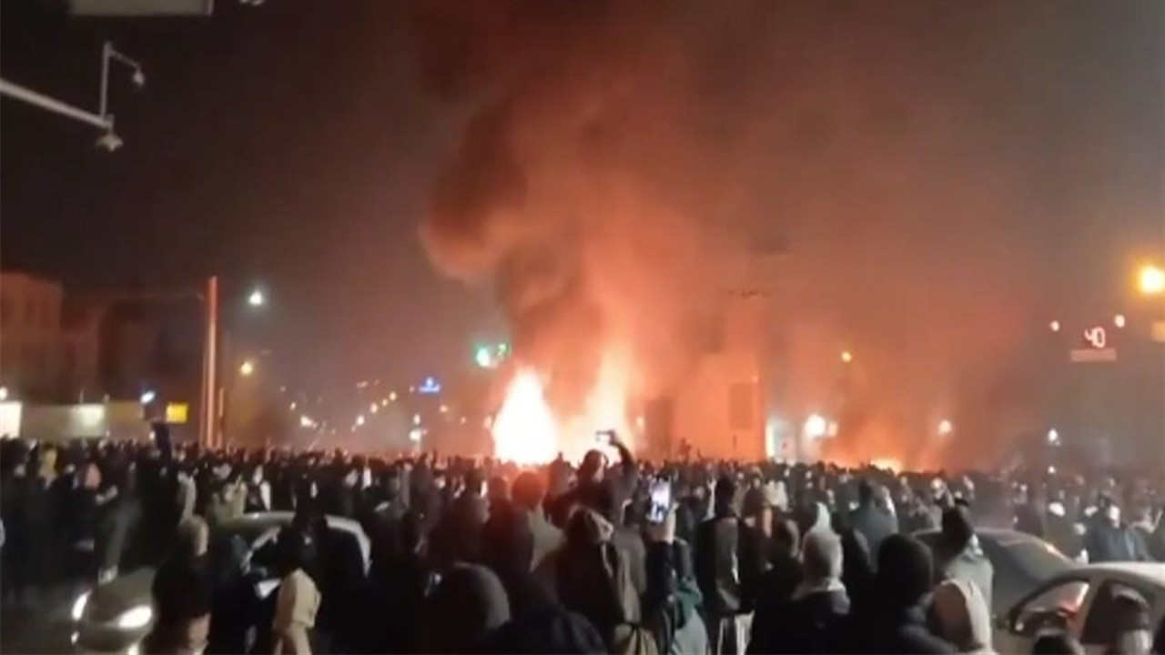 İran'da protestolar: Yaşamını yitirenlerin sayısı 116'ya yükseldi