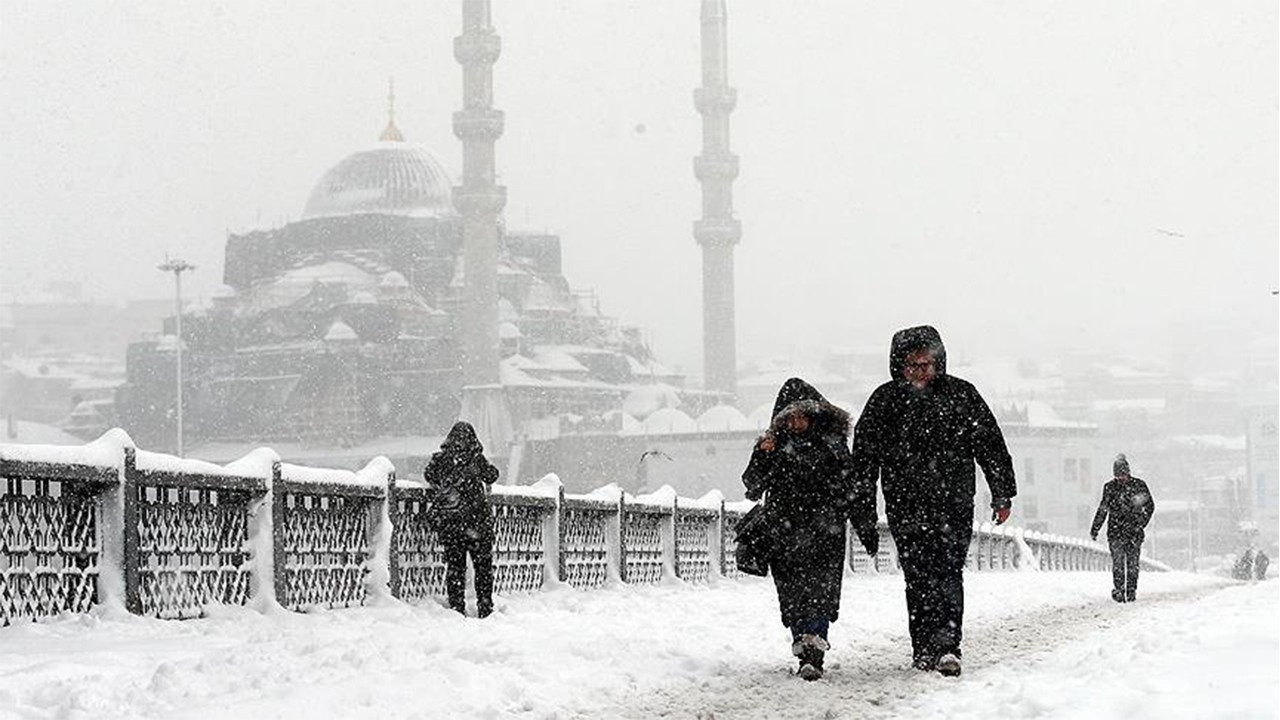 İstanbul için saat verildi: Lapa lapa kar yağacak! Uyarılar art arda geldi