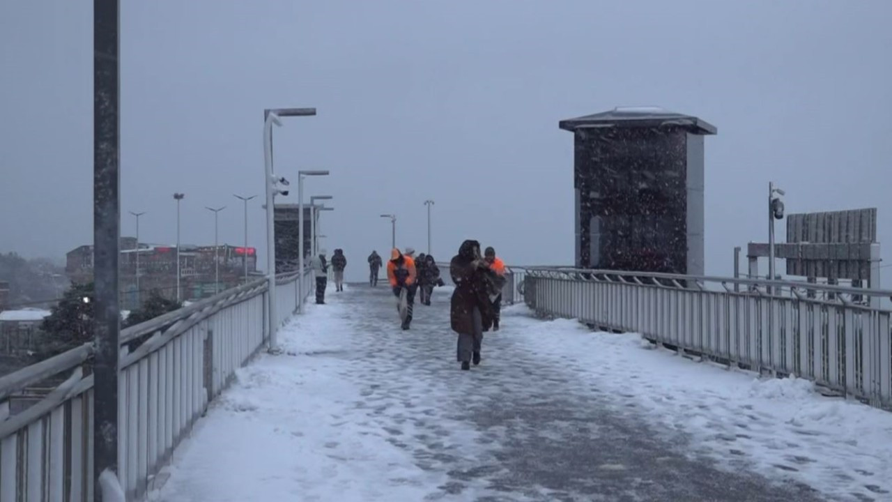 Beylikdüzü metrobüs üst geçidi karla kaplandı