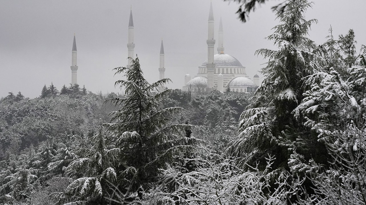 Çamlıca'da kar yağışı sonrası mükemmel doğal görüntü