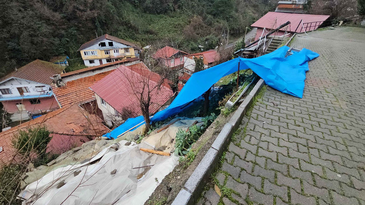 Zonguldak'ta korkutan heyelan! Kayalar iki evin üzerine düştü