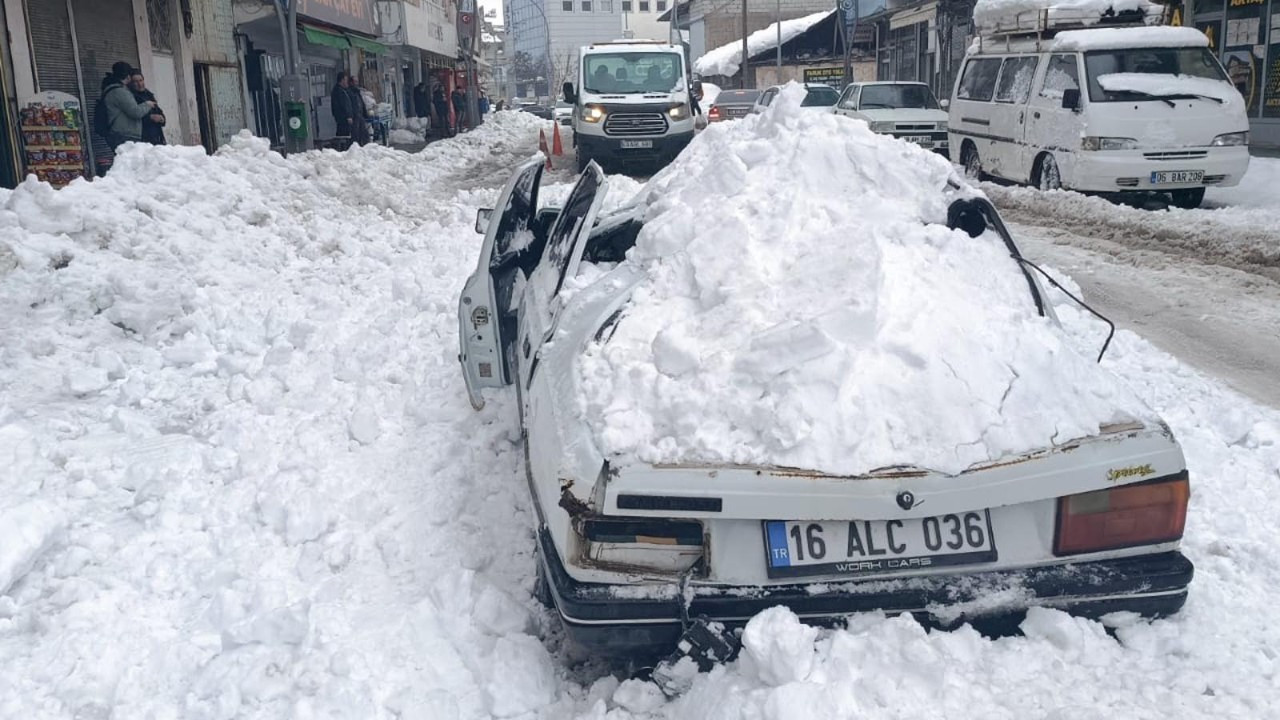 Facianın eşiğinden dönüldü! Çatıdan düşen kar kütlesi otomobili ezdi