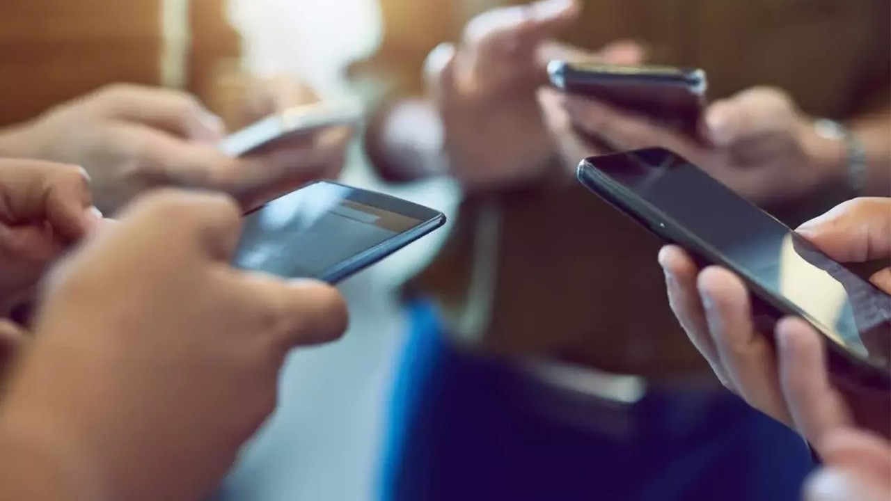 Protestoların sürdüğü İran'da telefon kararı