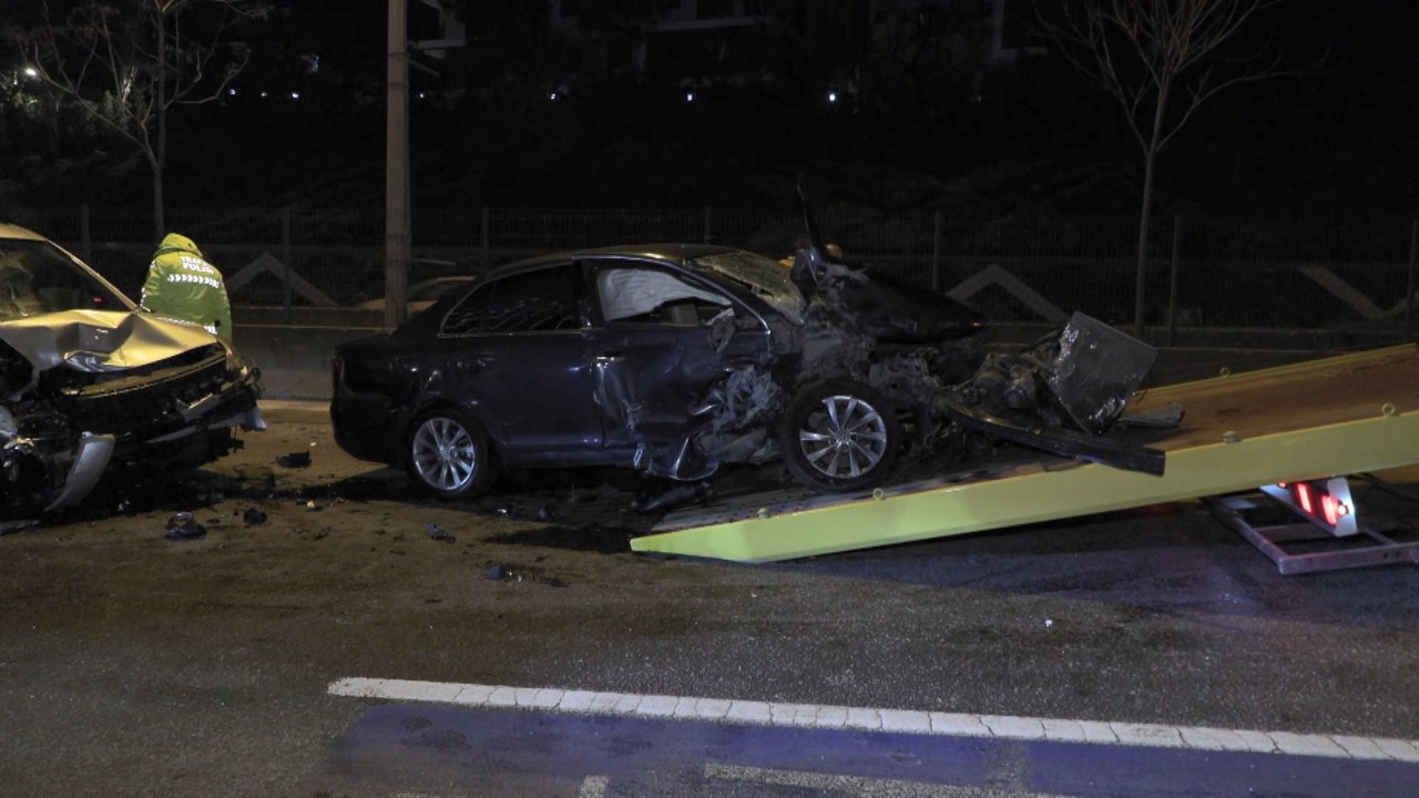 Kontrolden çıkan otomobil faciaya yol açtı: 3 araç birbirine girdi