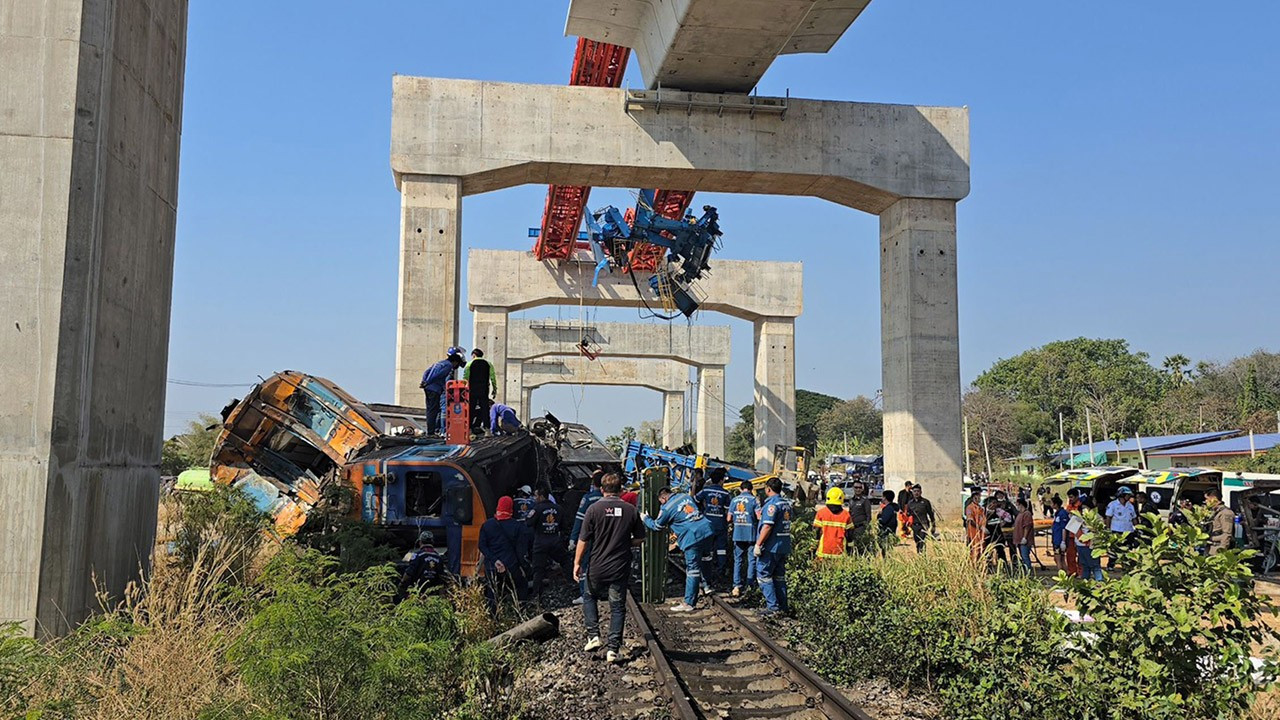 Tayland'da feci kaza! Vinç trenin üzerine düştü: 22 ölü
