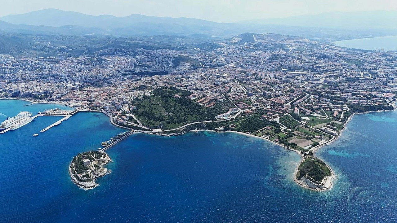 Deniz suyu çekildi; Roma dönemine ait mermer kaide ortaya çıktı