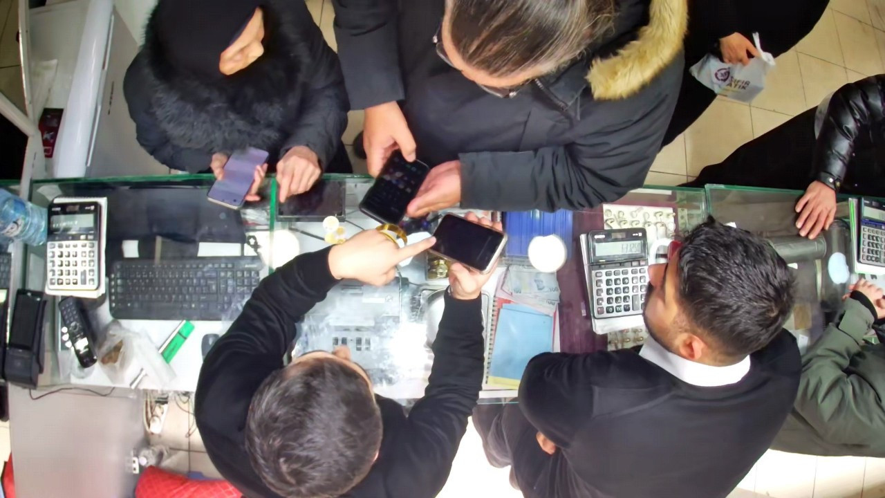 Yaşlı kadın korkudan titreyerek geldi! O detay dolandırıcıları ele verdi