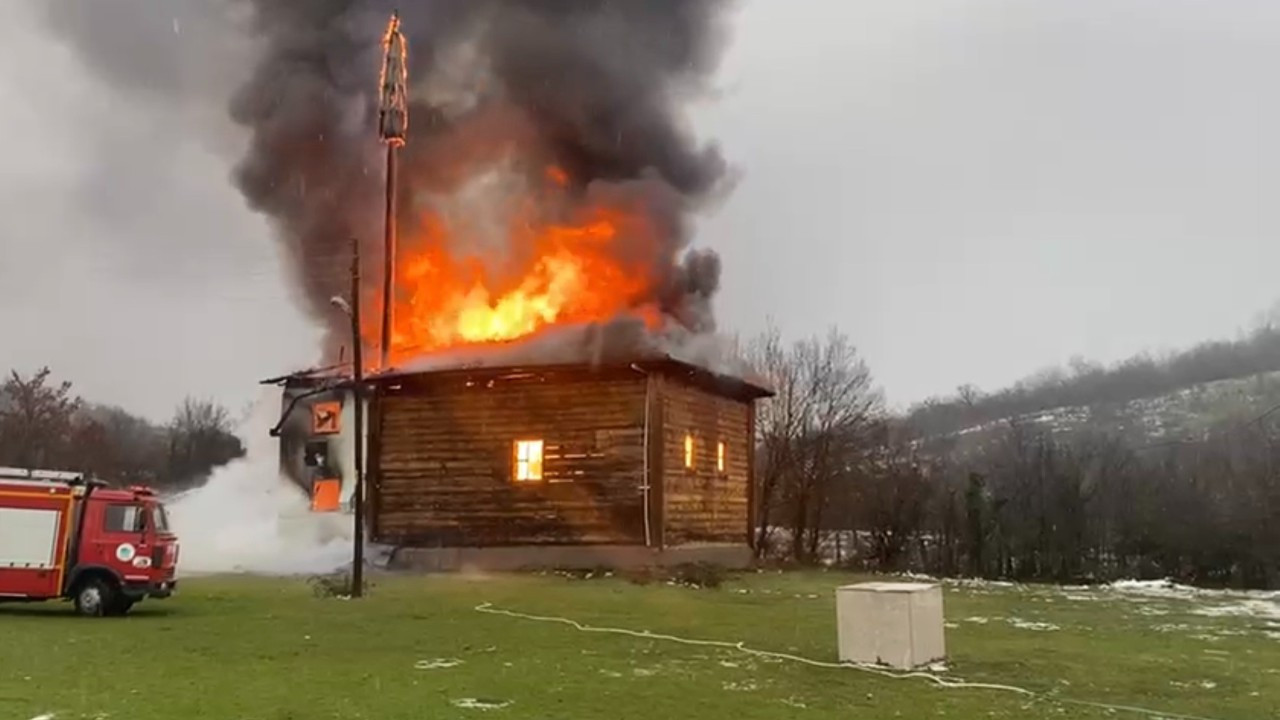 450 yıllık ahşap cami alevler içinde kaldı!