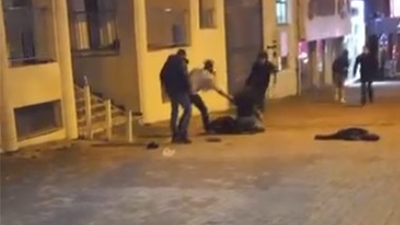 Sokak ortasındaki kavga kanlı bitti! O anlar kamerada