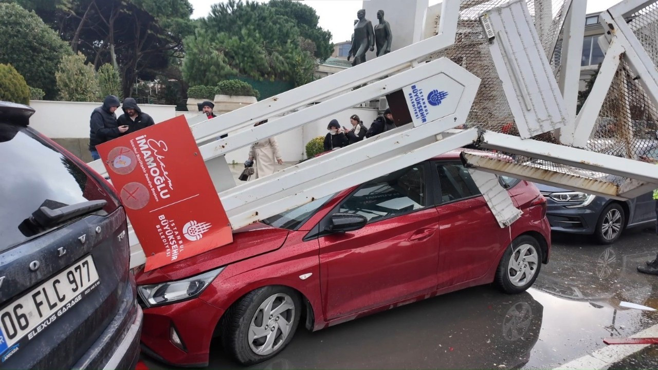 Üsküdar’da ortalık savaş alanına döndü! TIR’ın üzerindeki ekskavatör tabelaya çarptı: 7 araç zarar gördü