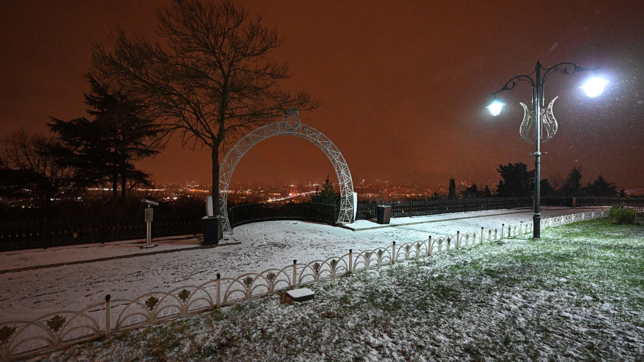 İstanbul’da kar yağışı etkili oldu! Yüksek kesimler beyaza büründü!