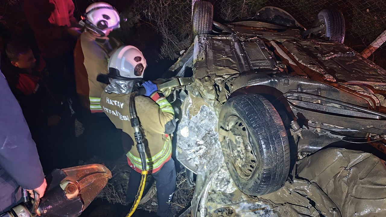 Hatay'da feci kaza! Otomobiller çarpıştı: 2 ölü, 3 yaralı