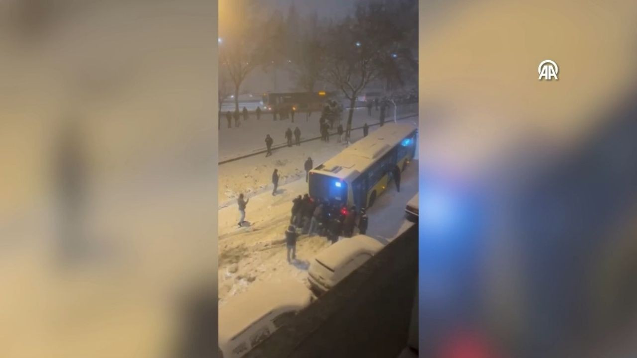 İETT otobüsü yokuşu çıkamadı! Vatandaşların mücadelesi kamerada