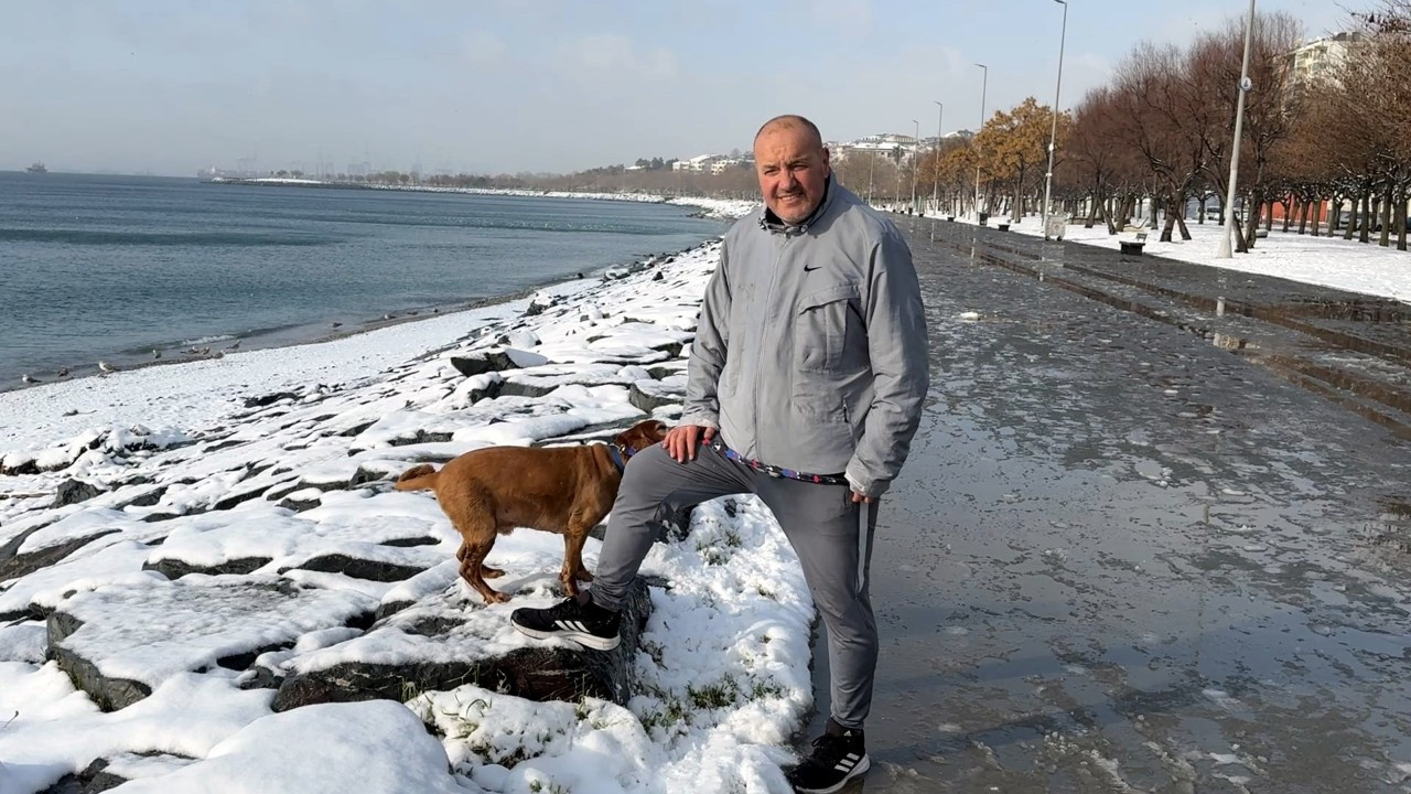 Soğuya karşı cesur hareket! Köpeğiyle beraber denize atladı