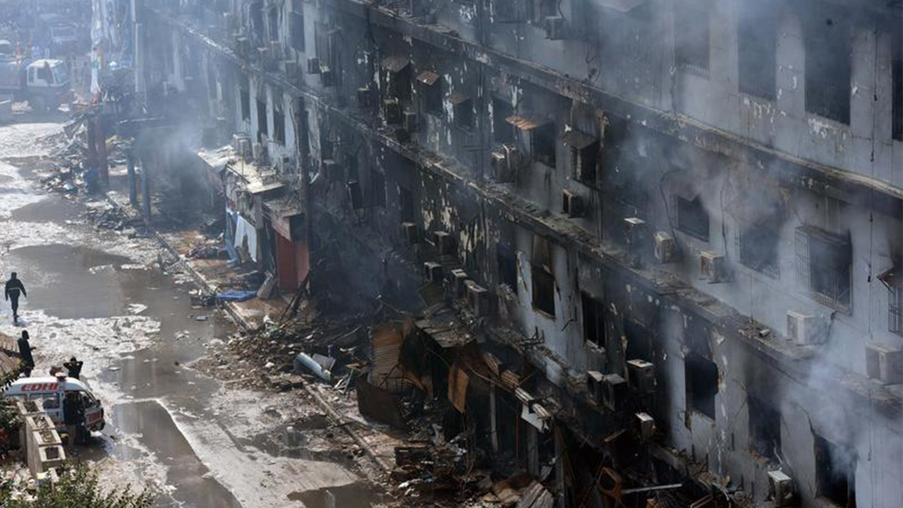 Pakistan’da yangın faciası! Can kaybı artıyor