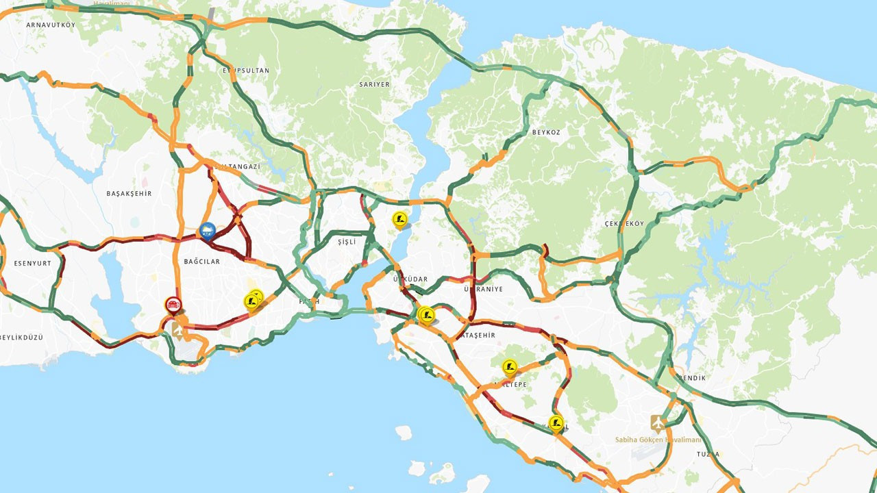 İstanbul'da kar aniden bastırdı, trafik kilitlendi! Vatandaşlar yollarda kaldı