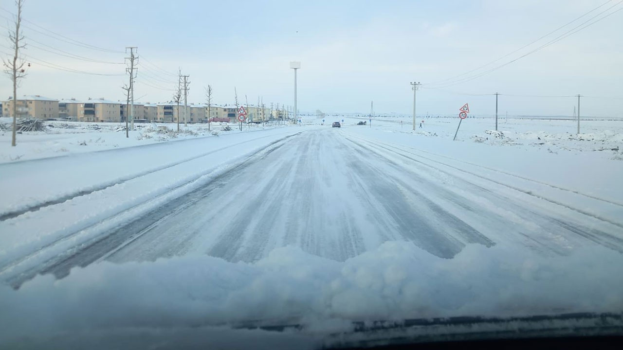 Diyarbakır'da kar yağışı nedeniyle uçuşlar iptal e…