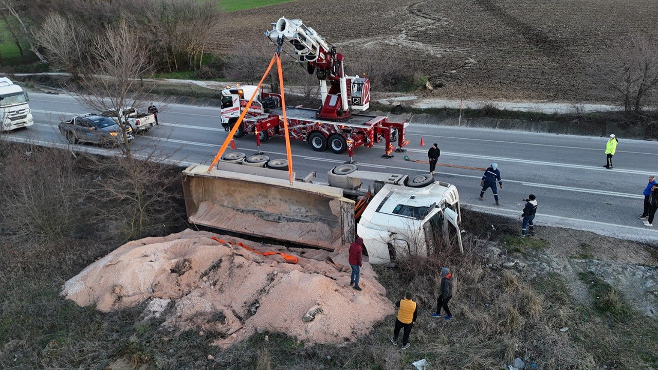 Devrilen kamyon uluslararası yolda trafiği felç etti