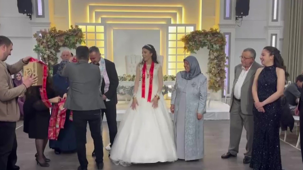 Böyle takı merasimi görmediniz! Damada paket paket taktılar