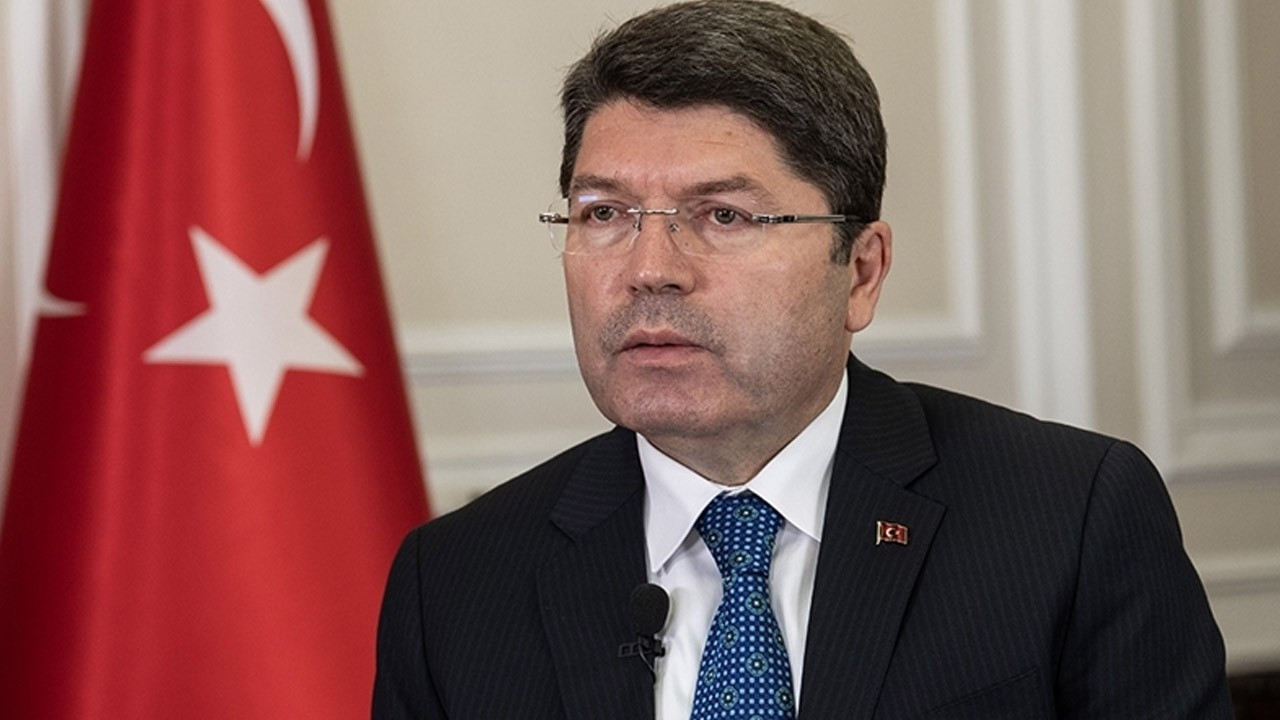 Türk bayrağına hain saldırı! Bakan Tunç soruşturma başlatıldığını duyurdu: "Cezasız kalmayacak!"