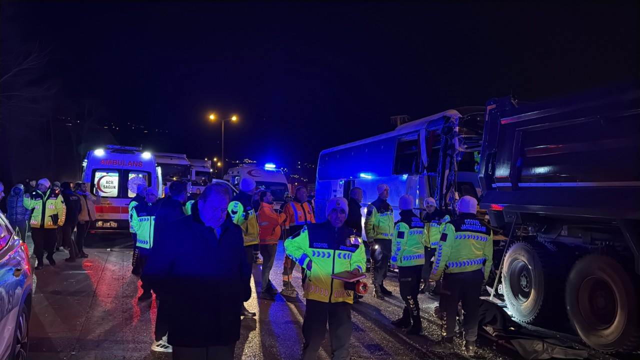 TEM Otoyolu'nda feci kaza! Ölü ve yaralılar var