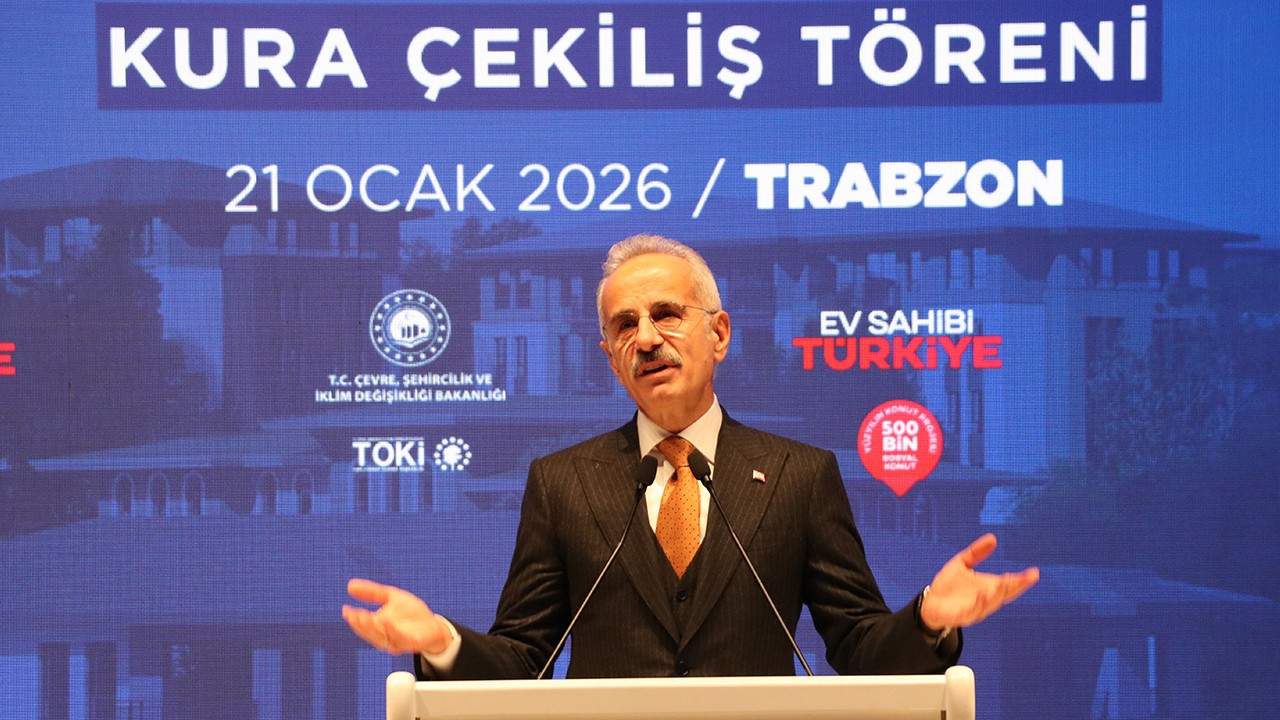 Trabzon'a dev yatırım! Bakan Uraloğlu'ndan hızlı tren müjdesi! Trabzon–Ankara 4,5 saate düşüyor