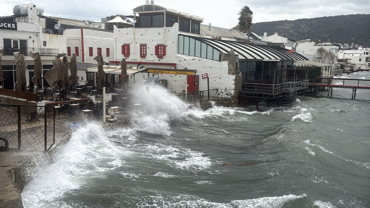 Bodrum’da fırtına; balıkçı teknesi karaya oturdu, feribot seferleri iptal edildi