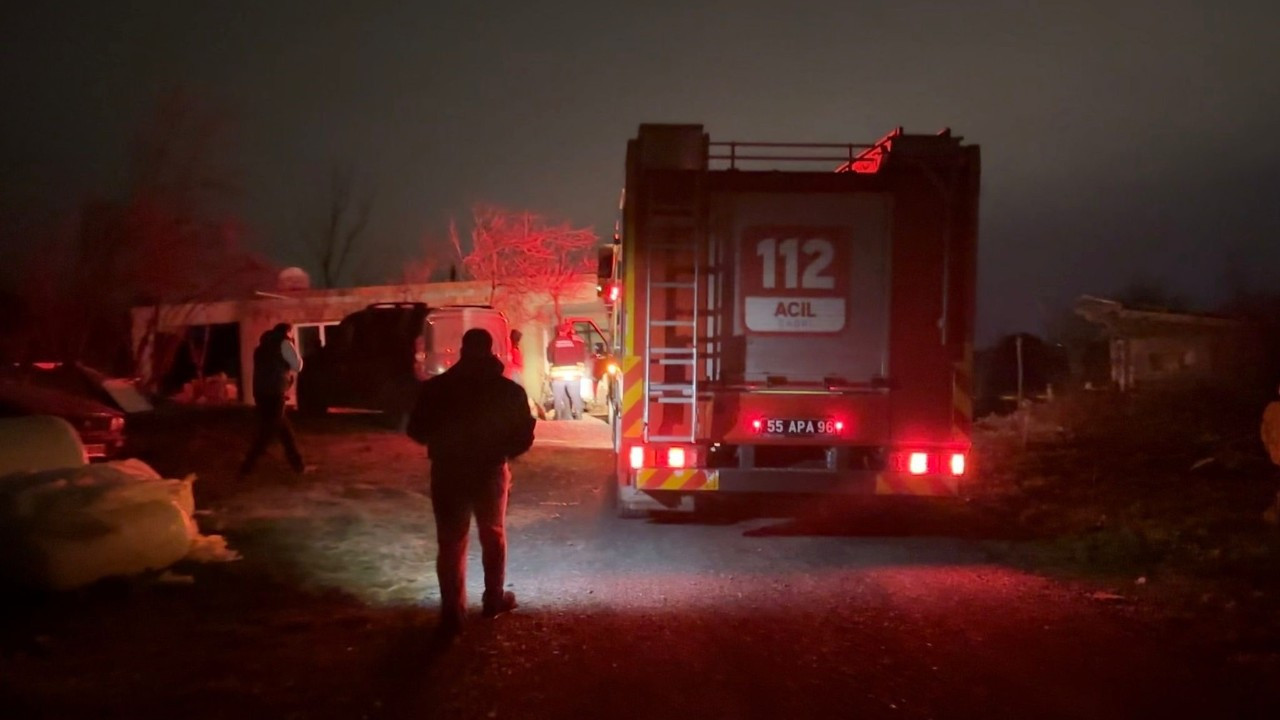 Evde akılalmaz patlama! Kaynar suya benzin döktüler... Ortalık savaş alanına döndü