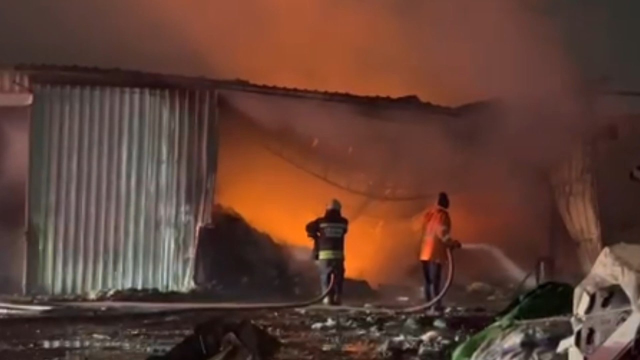 Geri dönüşüm fabrikasında korkutan yangın