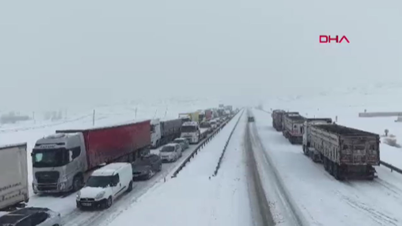 Sivas'ta ulaşıma kar engeli; Kayseri ve Malatya kara yolları kapandı