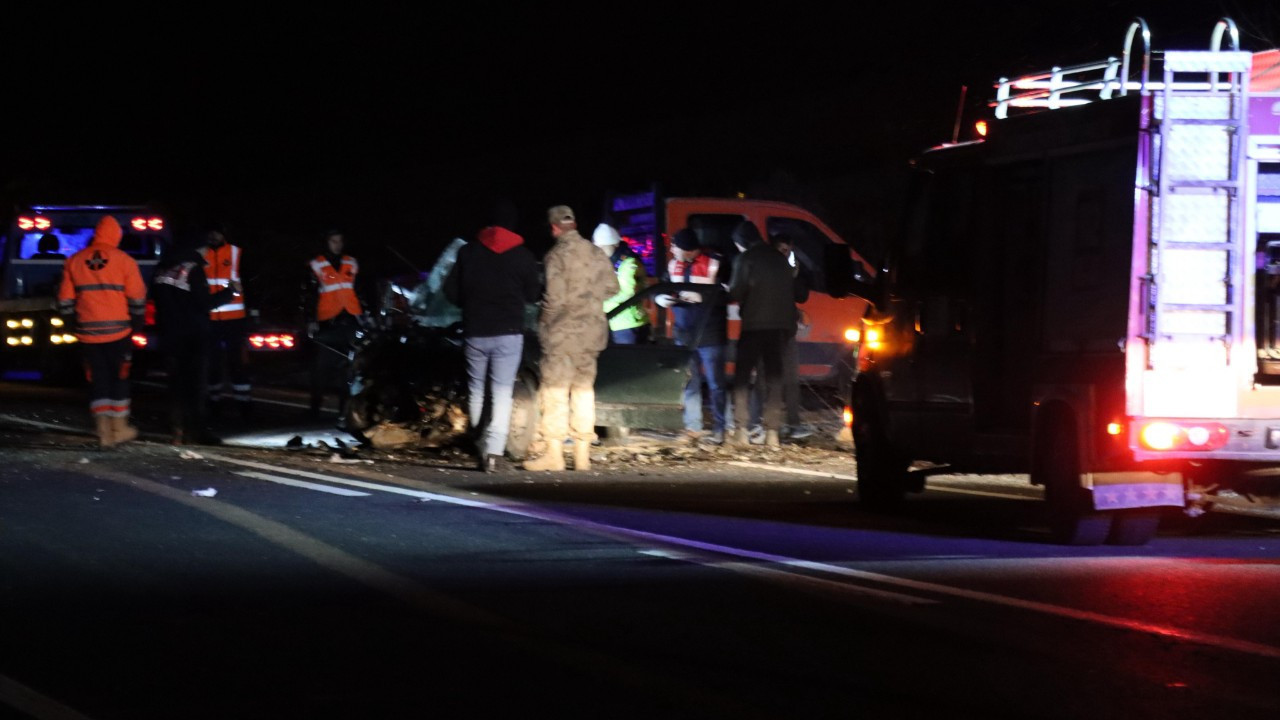Mardin'de katliam gibi kaza! Otomobiller kafa kafaya çarpıştı: Çok sayıda ölü ve yaralı var