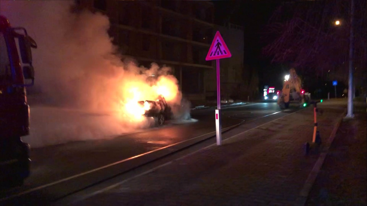 Seyir halindeki kamyonet alev topuna döndü