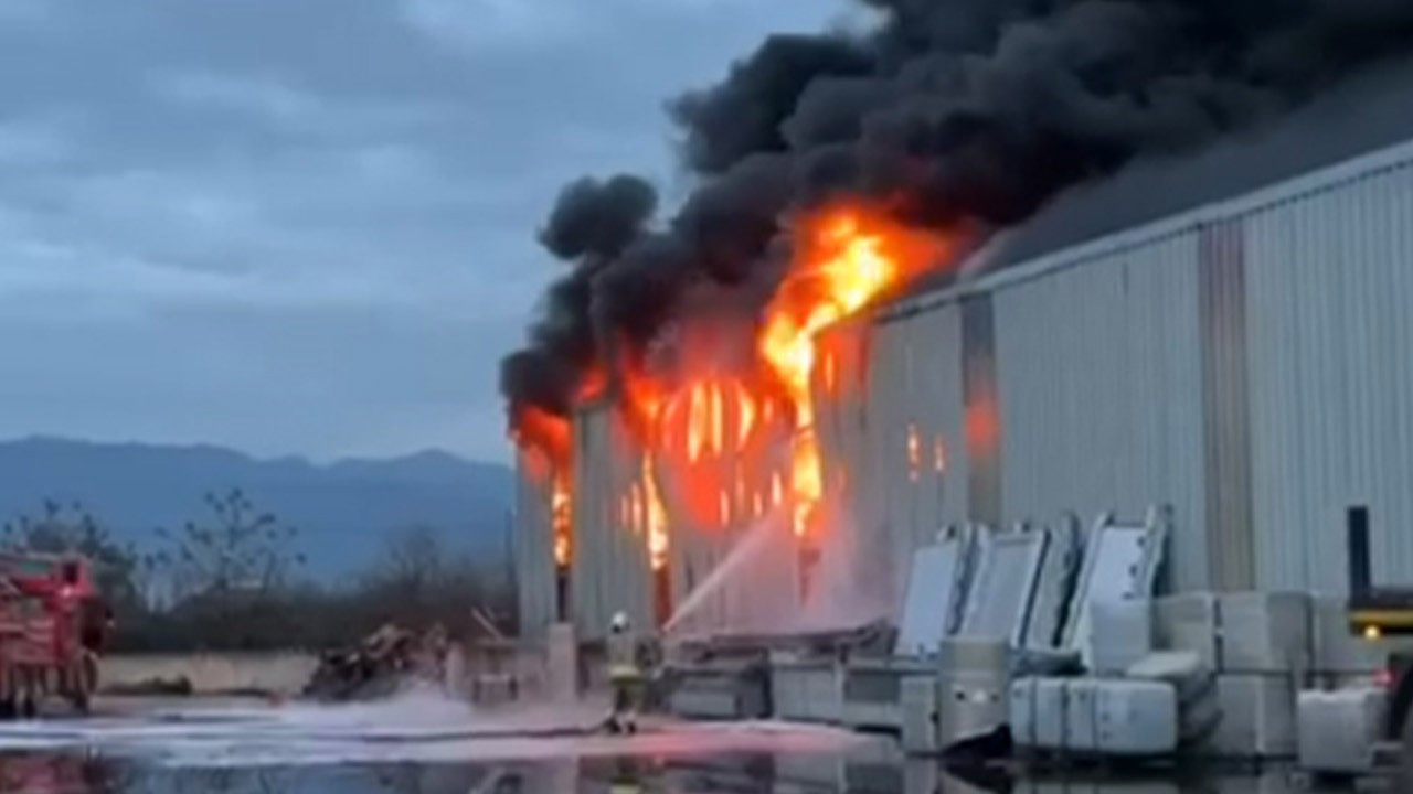 Lastik deposunda korkutan yangın! Çok sayıda ekip müdahale ediyor