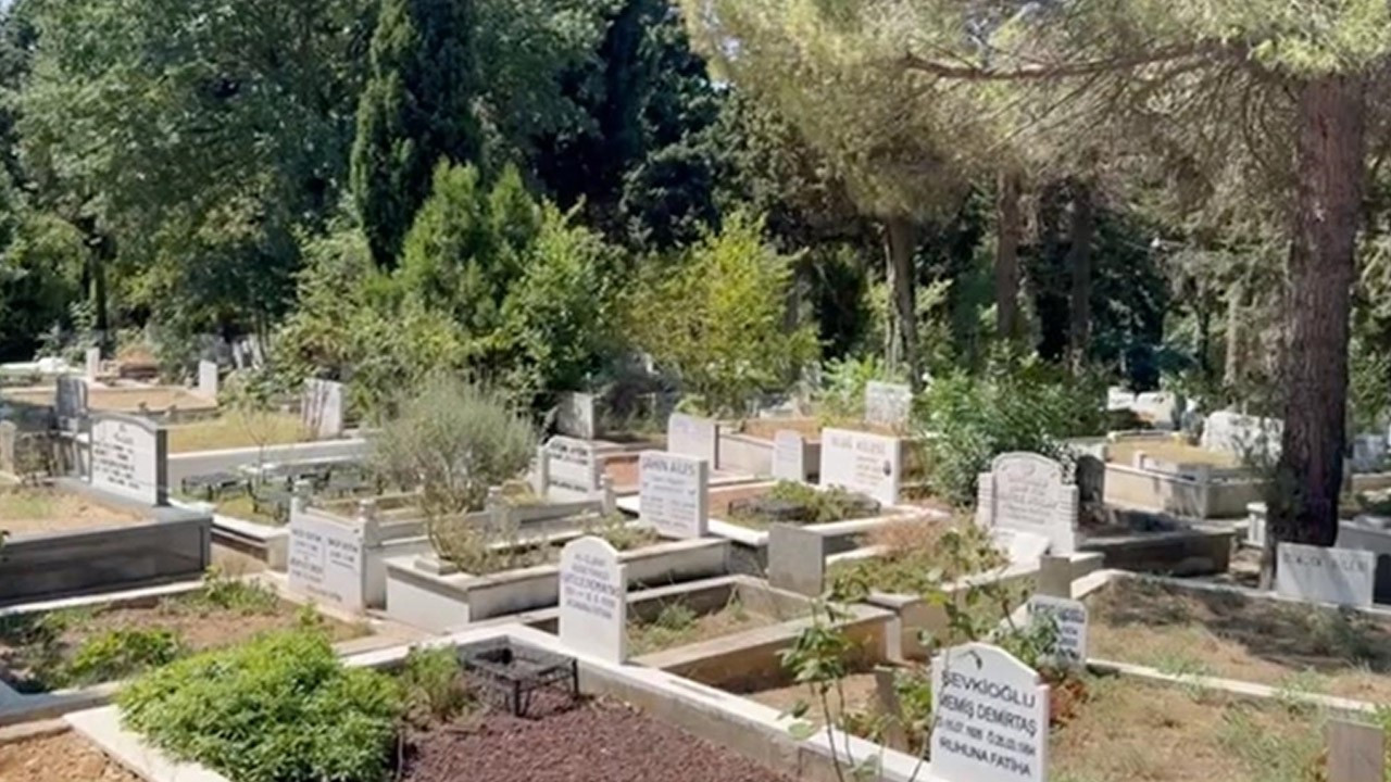 Mezarlık ziyaretinde şoke eden olay! Poşeti açınca gördüklerine inanamadı