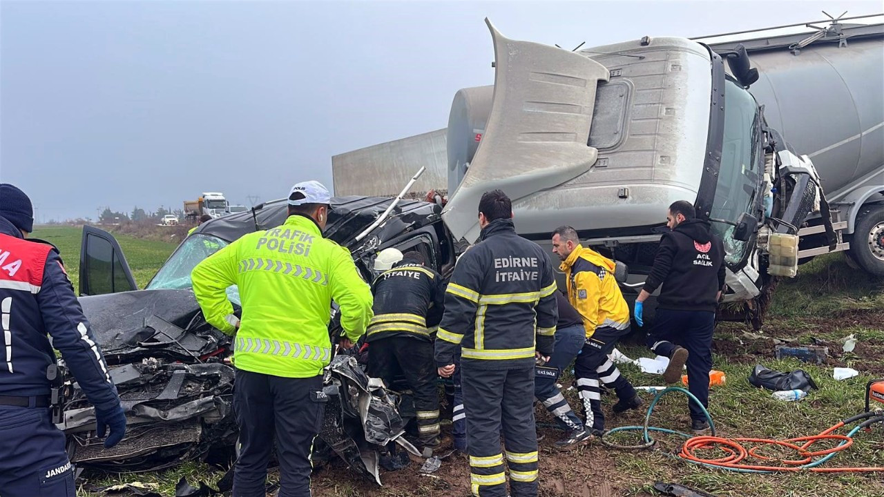 Edirne'de feci kaza! Tankerle otomobil çarpıştı: Ölü var