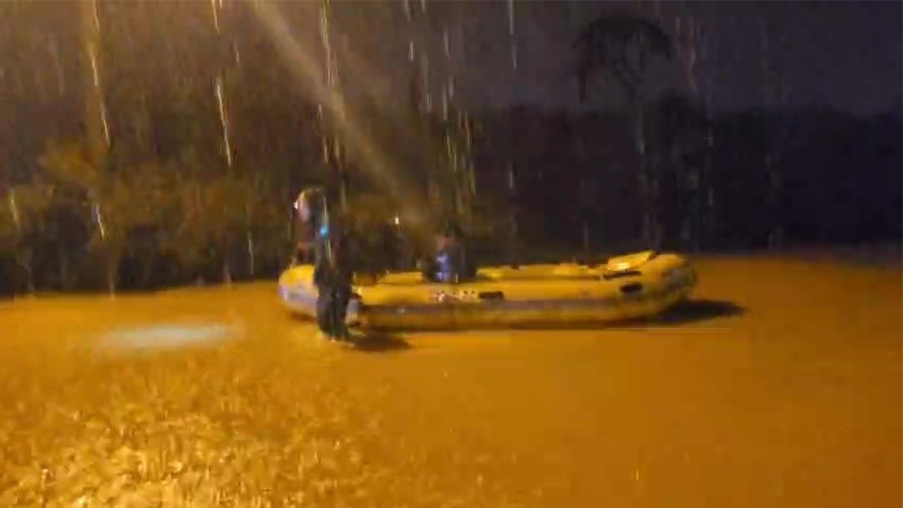 Sağanak yağmur Antalya'yı vurdu! Mahsur kalanlar botlarla tahliye edildi