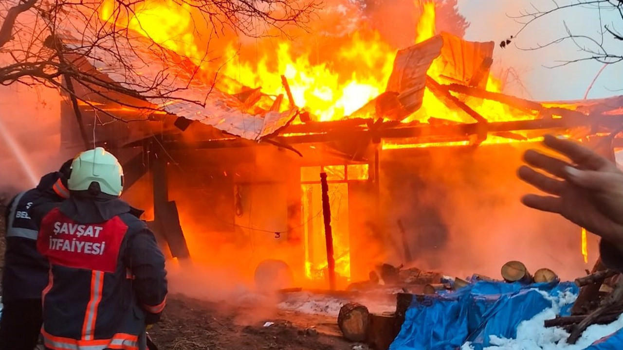 Artvin'de korkutan yangın! Ev alev topuna döndü... Çok sayıda ekip müdahale etti