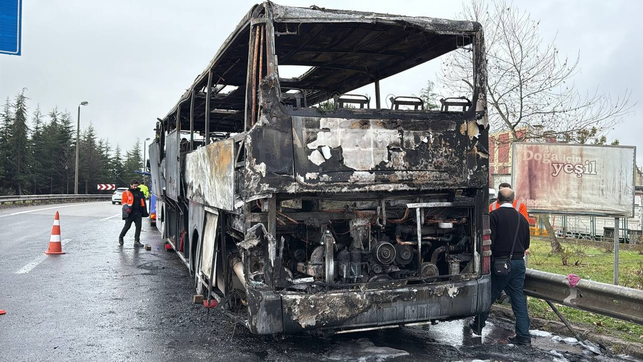 Kocaeli'nde feci yangın! Yolcu otobüsü alev topuna döndü
