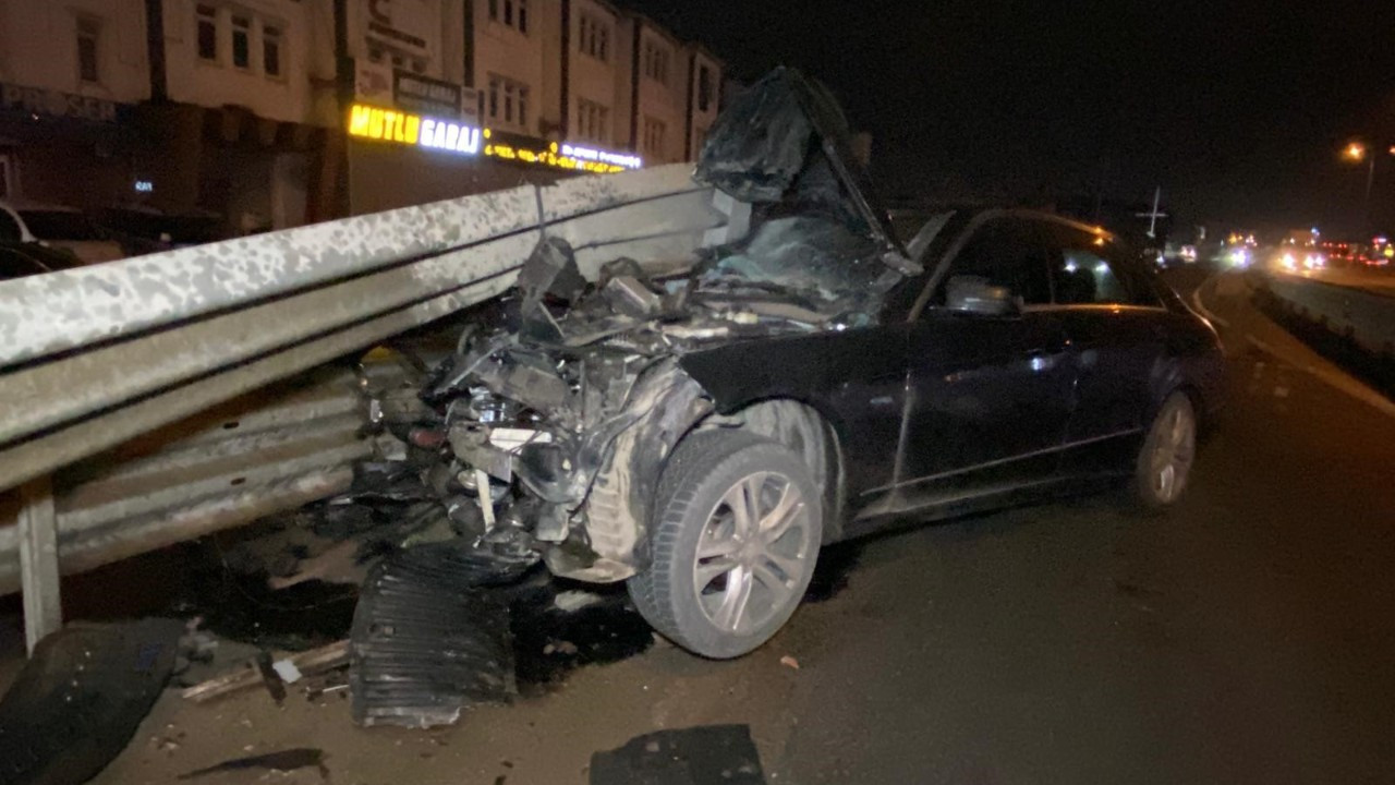 Kocaeli'de akılalmaz kaza! Otomobil bariyere ok gibi saplandı