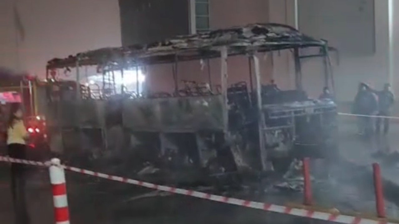 Gümrük sahasında dehşet! Yolcu otobüsü alev topuna döndü