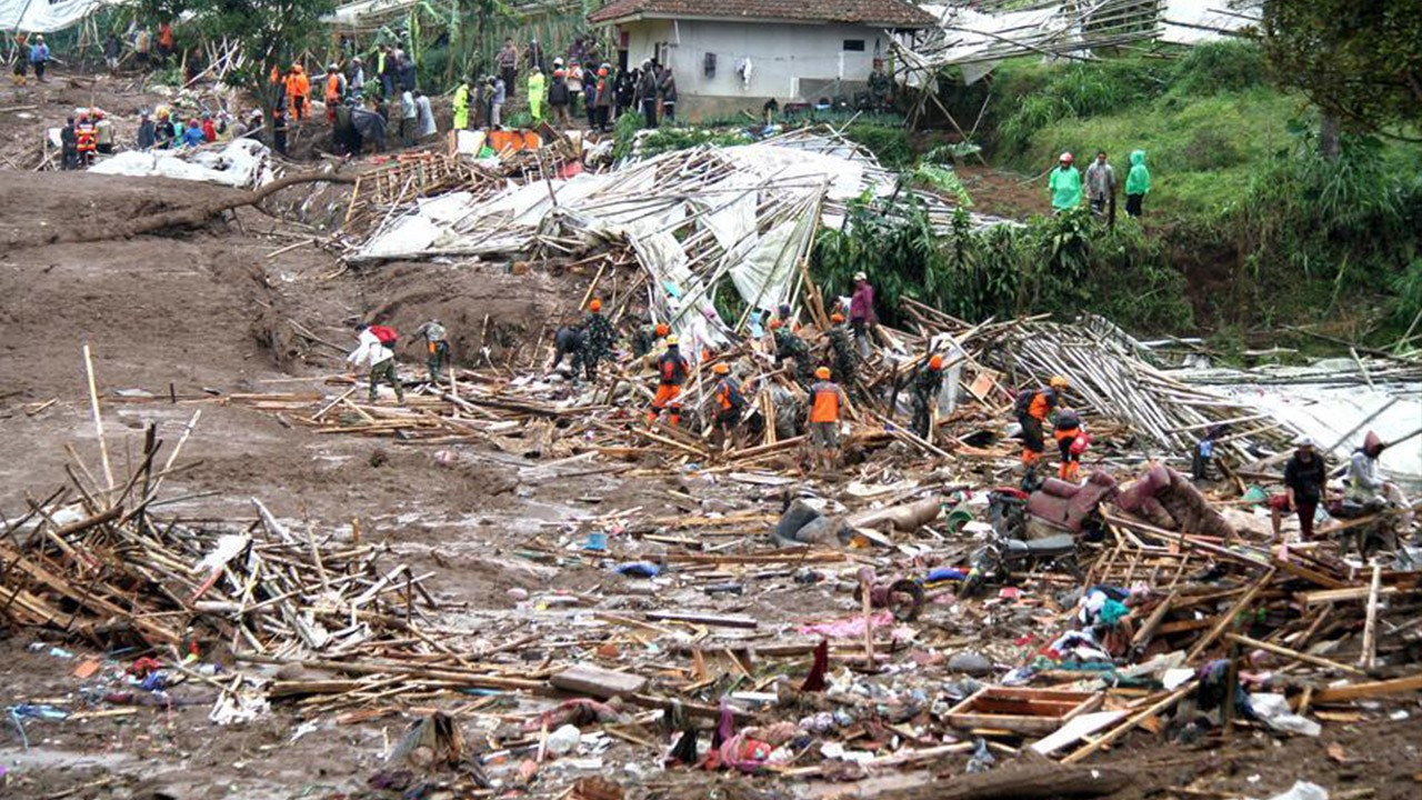 Endonezya'da toprak kayması: Çok sayıda ölü var
