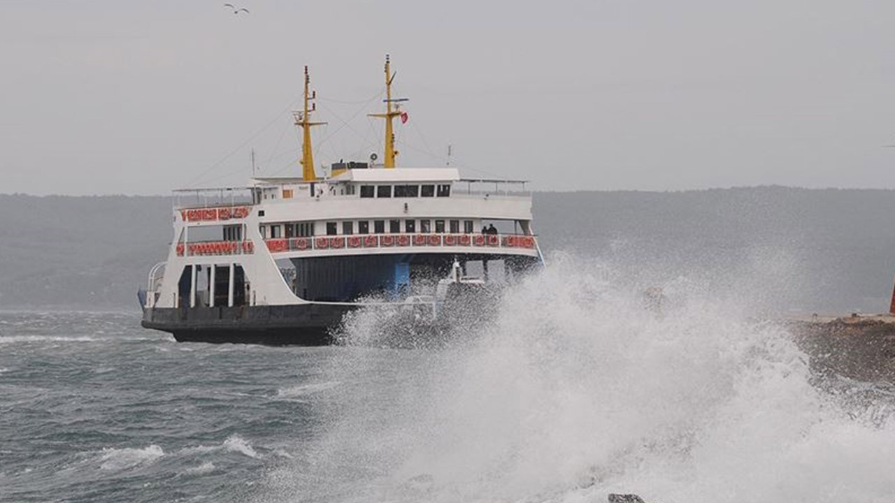 Bozcaada feribot seferlerine fırtına engeli