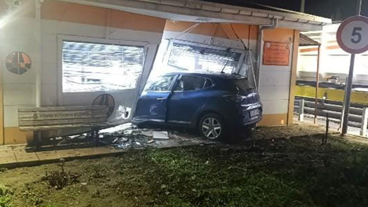 Silivri'de feci kaza! Otomobil KGM'ye ait kantar binasına girdi... Görevi başındaki personel kurtarılamadı