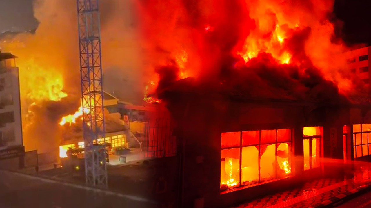 Hatay’da korku dolu anlar! Akaryakıt istasyonu yanındaki bina alevlere teslim oldu