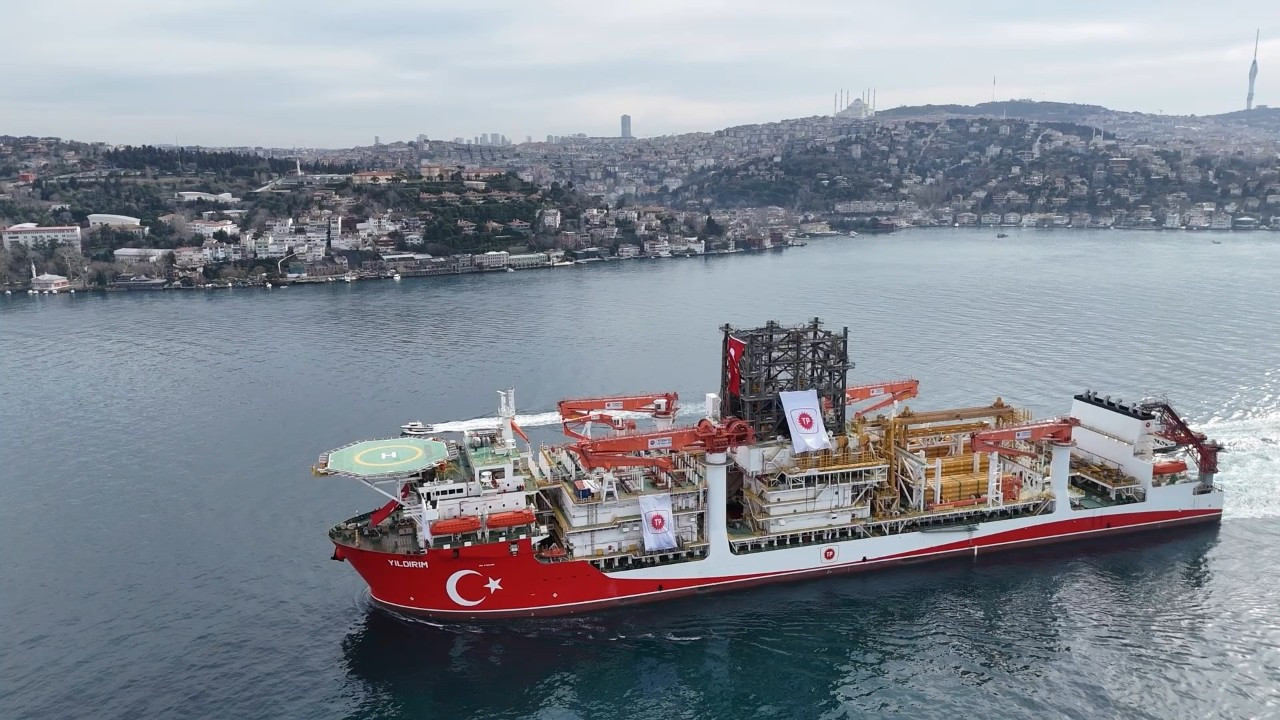 'Yıldırım' derin deniz sondaj gemisi İstanbul Boğazı'ndan geçti