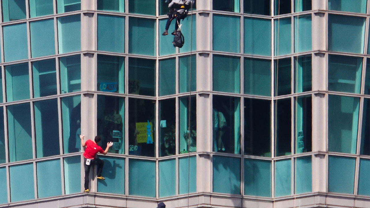 Ünlü sporcudan nefes kesen performans! 508 metrelik gökdelene ipsiz çıktı!