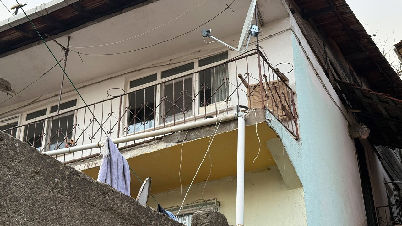 İzmit’te evde büyük panik! Zemin çöktü, duvarlar çatladı: Tahliye edildi