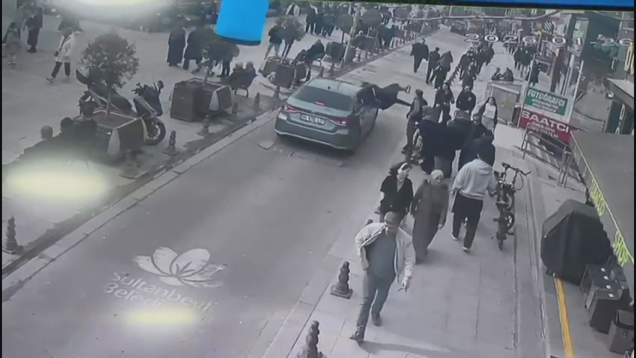 Otomobilin çarptığı kadın takla attı! O anlar kamerada